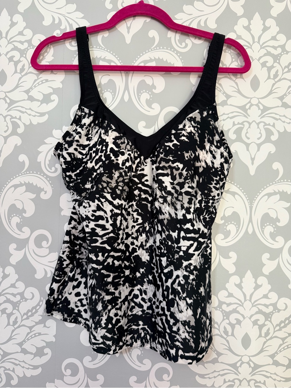 💫4/$25 • Alia Black & White Printed V-Neck Swim Tank